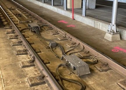 Image of a "wee-z" bond on the track